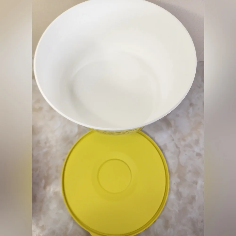 New Tupperware Colorful Serving Bowl - Picture 2 of 4